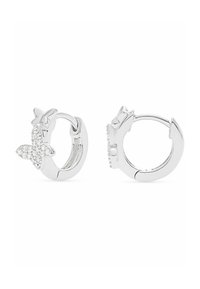 Silver hoops örhängen med en fjäril design prydd med små klara sten. Slät textur och glänsande yta.
