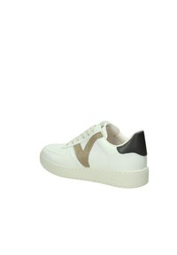 Sneaker bianca con logo in suede beige testurizzato e tallone nero. Presenta una punta perforata, lacci e suola in gomma. Design pulito e semplice.