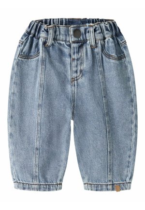 Lyseblå denim bukser til små børn med elastisk talje, forreste knap og syede lommer på hvid baggrund.