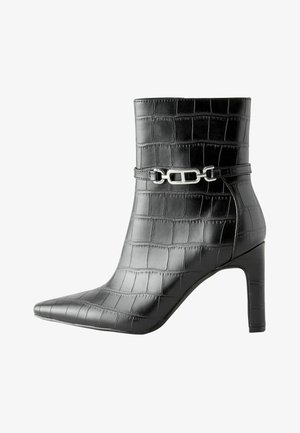 Juoda kroko raštą imituojanti kulkšnies botų pora su smailiu nosiu ir aukštu stiletto kulnu. Aplink kulkšnis yra sidabro atspalvio grandinėlės akcentas.