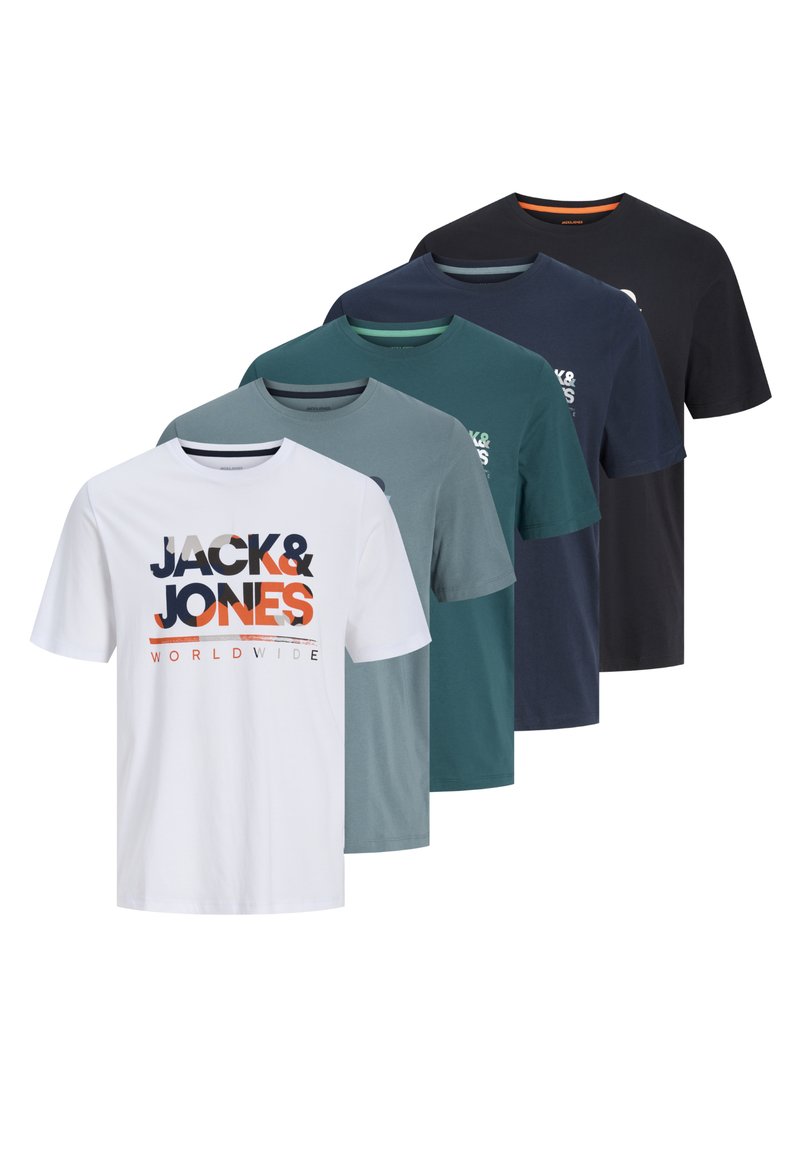 Cinco camisetas de manga corta con cuello redondo en blanco, gris claro, azul verdoso, azul marino y negro; la camiseta blanca del frente tiene el texto "JACK & JONES WORLDWIDE".