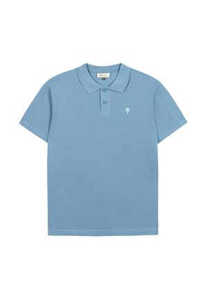 Polo bleu clair à manches courtes en tissu texturé, avec patte de boutonnage à deux boutons, col classique et petit logo d'arbre sur la poitrine gauche.