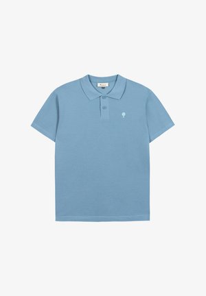 Polo bleu clair à manches courtes en tissu texturé, avec patte de boutonnage à deux boutons, col classique et petit logo d'arbre sur la poitrine gauche.