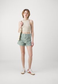 Levi's® MOM - Kratke hlače od trapera - light green
