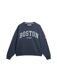 Sudadera azul marino con "BOSTON SUPERDRY" impreso en gris claro en la parte frontal. Cuello redondo, mangas largas y puños de canalé.