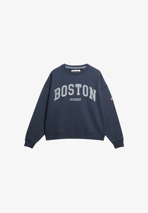 Granatowy sweatshirt z nadrukiem "BOSTON SUPERDRY" w jasnoszarym kolorze na przodzie. Okrągły dekolt, długie rękawy oraz ściągacze przy mankietach.