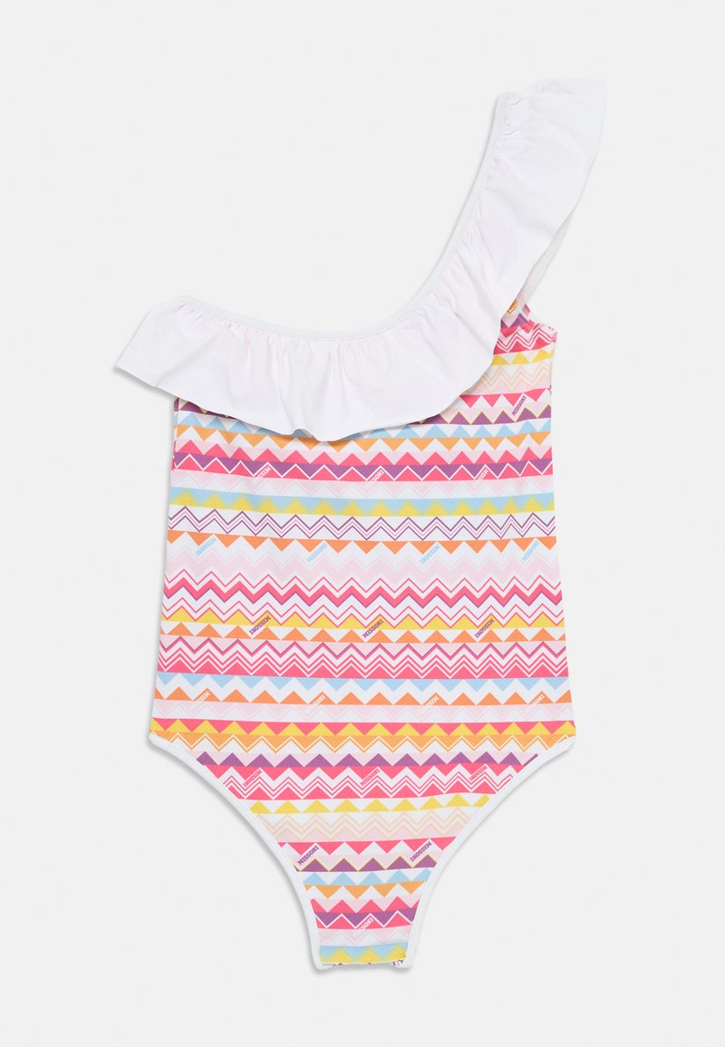 Én delers badeshorts med en hvit volang på skulderen. Har fargerike sikksakkmønstre i rosa, oransje, gult og blått på en hvit bakgrunn.