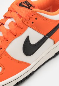 Nike Sportswear DUNK LOW - Sapatilhas - phantom/black/safety orange