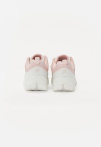 Rosa och vita träningsskor med ett mesh-övre, vadderad ankle collar och texturerad sula. Har en logotyp på hälen och distinkt sömnad.