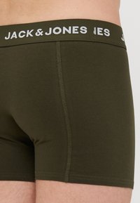 Olivgrüne Baumwoll-Boxershorts mit einem weißen "JACK & JONES"-Logo auf dem elastischen Bund und flachen Nähten für zusätzlichen Komfort.