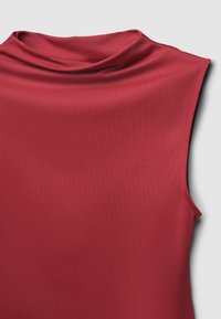 Top rosso senza maniche con scollatura alta, caratterizzato da una texture liscia e rigata e linee pulite, che enfatizzano una silhouette aderente.