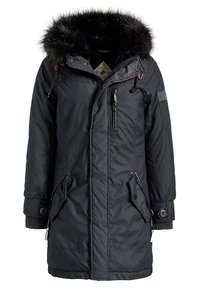 Parka negra aislante con capucha con ribete de piel, bolsillo en el pecho con cremallera, dos bolsillos con solapa y mangas con puños, mostrada sobre fondo blanco.