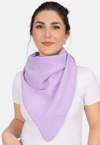 Écharpe lavande claire en tissu texturé, de forme triangulaire et dotée d'un motif en grille subtil, portée autour du cou.