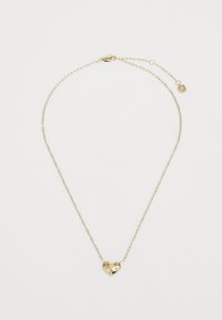 Collier en forme de cœur en ton doré avec une surface texturée, ornée d'accents floraux et d'une chaîne délicate. Fermeture à clip avec un charme logo supplémentaire.