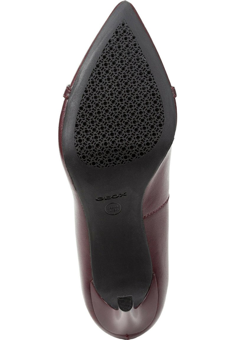 Burgunderfarbene Lederhighheels mit spitzem Zehenbereich. Die Sohle ist aus schwarzem Gummi mit einem durchlöcherten Design und verfügt über ein Logo auf dem Absatz.