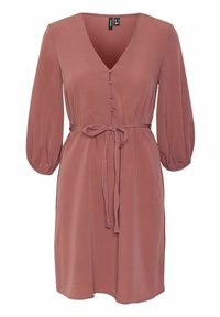 Różowa sukienka z dekoltem w serek, guziczkowym zapięciem z przodu, długimi bufkami i związanym paskiem w talii. Gładki, lekki materiał.