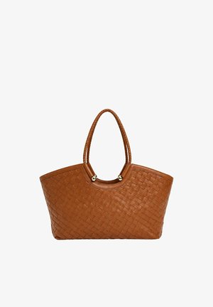 Borsa tote in pelle intrecciata marrone con manici trecciati e dettagli in metallo tondo tono oro alla base dei manici.