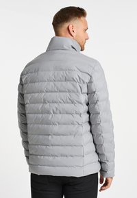 Giubbino grigio in vera piuma con texture trapuntata e colletto alto, caratterizzato da una finitura liscia. La vista da dietro mostra un design aderente e dettagli minimi.
