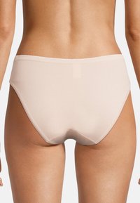 Beige Baumwollslips mit einem glatten, nahtlosen Design. Verfügt über eine niedrige Taille und einen klassischen Schnitt, der einen minimalistischen Stil betont.