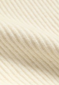 Tessuto lavorato a maglia di colore crema con una superficie morbida e strutturata, caratterizzato da un motivo a righe verticali e leggere variazioni di tonalità.