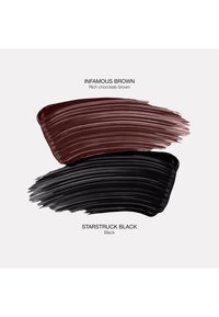 Deux coups de pinceau de maquillage montrant les couleurs : brun chocolat riche appelé Infamous Brown et noir appelé Starstruck Black.