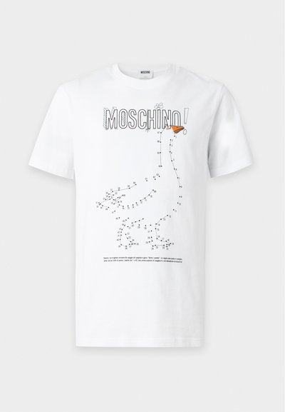 Λευκό t-shirt Moschino με μαύρο πουα σχέδιο για να ενώσεις τις τελίτσες του πάπιας και πορτοκαλί ράμφος στο μπροστινό μέρος.