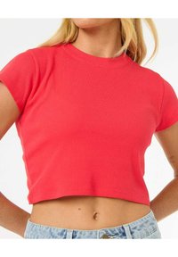 T-shirt corto a maniche corte in tessuto ribbed di un vivace corallo, caratterizzato da un collo rotondo e una silhouette aderente.