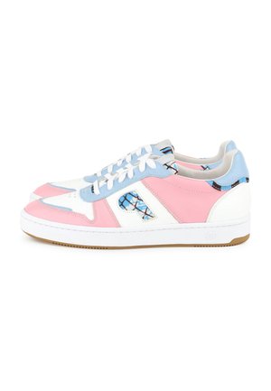 Sneakers basse con suole bianche, pannelli in pelle rosa e azzurro chiaro, lacci bianchi e un logo decorato in nero e blu sui lati.
