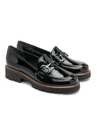 Zwarte gepatineerde leren loafers met een dikke plateauzool, voorzien van een zilveren hardware accent over de wreef en contrasterend bruine stiksel.