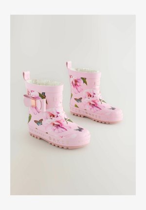 Bottes de pluie en caoutchouc rose avec un motif floral comprenant des fleurs roses et des papillons, semelles texturées et un accent en nœud sur le côté extérieur.