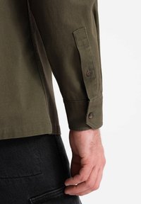 Ombre Camisa - dark olive