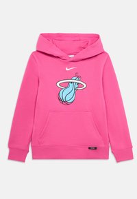 Ružová mikina s kapucňou vyrobená z bavlnenej zmesi, s modrým plamenným logom v štylizovanom tvare kruhu a klokanie vrecko na prednej strane.