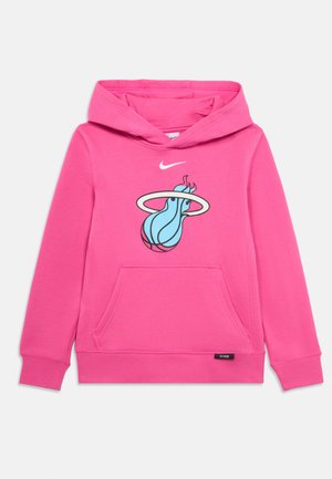 Sudadera rosa con capucha, hecha de mezcla de algodón, con un logo estilizado de llama azul dentro de un aro y bolsillo tipo canguro en la parte delantera.