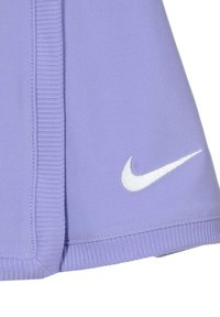 Camiseta deportiva morada con textura acanalada y un logo de Nike blanco en la parte inferior derecha. Tela suave con un diseño ajustado.
