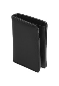 Portafoglio nero realizzato in materiale testurizzato, con design pieghevole, bordi lisci e un sottile dettaglio del marchio sul lato. Compatto e funzionale.