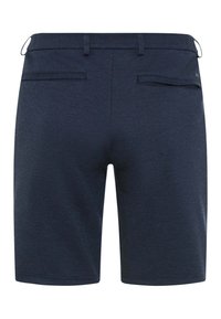 Pantaloni corti blu navy realizzati in tessuto testurizzato. Presentano due tasche posteriori, cuciture visibili e un design su misura. Non è fornita una vista frontale.