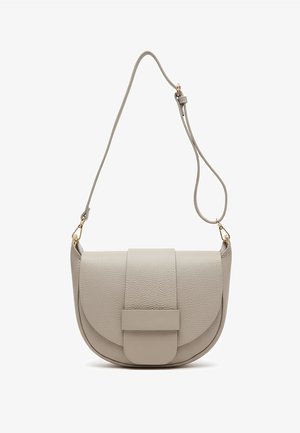 Beżowa skórzana torba na ramię o zakrzywionym kształcie, płaskiej przedniej klapie i cienkim pasku na ramię. Posiada złote ozdoby.