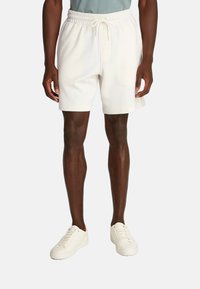 Pantalones cortos blancos hechos de una tela ligera, con una cinturilla elástica y cordón ajustable, y un corte recto y relajado.