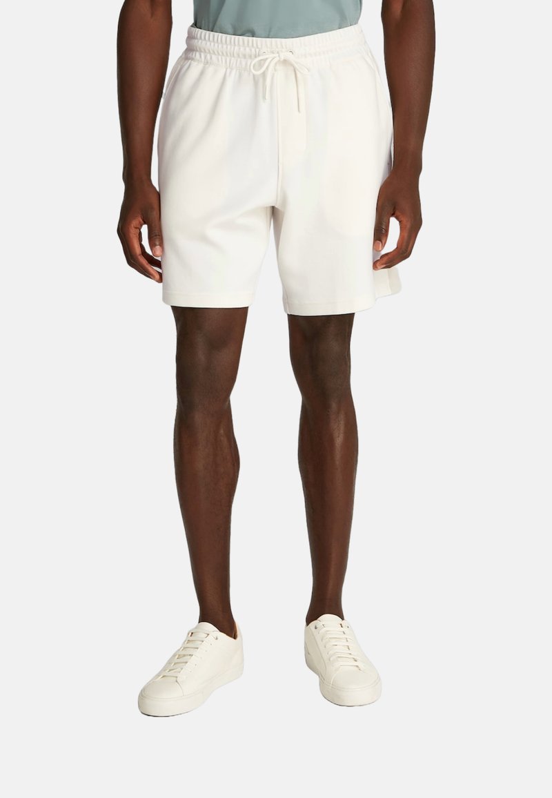 Pantalones cortos blancos hechos de una tela ligera, con una cinturilla elástica y cordón ajustable, y un corte recto y relajado.