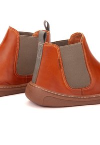 Botas de tobillo de cuero marrón con paneles elásticos y un diseño cosido. Cuenta con una suela de goma y una lengüeta para facilitar su colocación.