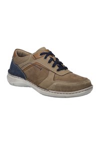Chaussure en cuir marron et bleu marine avec un design à lacets, des panneaux texturés et une semelle en caoutchouc. Présente des accents de couture et des détails perforés.