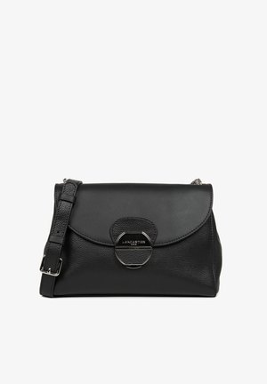 Schwarze Leder-Schultertasche mit strukturierter Form, magnetischem Klappenverschluss und kreisförmigem Metallakzent. Verfügt über einen verstellbaren Schulterriemen.