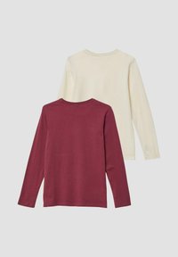 Zwei Langarmshirts, eines in Kastanienrot und eines in Creme, aus weichem Stoff. Runde Hälse mit genähten Säumen. Keine Muster oder zusätzlichen Details.