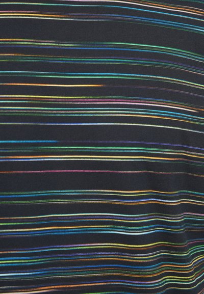 Fekete alapon többszínű csíkos szövet, amely vékony, vízszintes vonalakkal különböző színekben, puha és sima tapintással.
