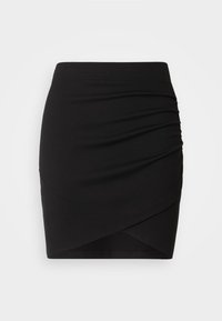 Zwarte rok van stretchstof, met aan één zijde een geplooid ontwerp en een asymmetrische zoom. Soepele textuur met elastische tailleband.