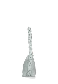 Borsa a tracolla in pelle intrecciata di colore grigio chiaro con una forma strutturata. Presenta una spessa tracolla intrecciata e un design minimalista. Texture liscia, senza hardware visibile.