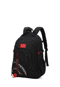 Sac à dos noir avec des accents rouges ; fabriqué en tissu durable. Dispose de plusieurs compartiments zippés, de bretelles rembourrées et d'une surface texturée.