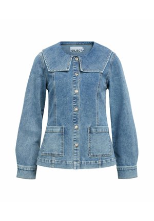 Světle modrá džínová bunda s velkým čtvercovým límcem, stříbrnými knoflíky vpředu, dlouhými rukávy a dvěma náprsními kapsami.