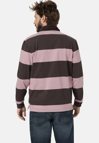 Langärmliges Polohemd mit horizontalen rosa und dunkelbraunen Streifen, mit Kragen, Rückenbelüftung und lockerer Passform. Aus Baumwolle.