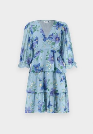 Rochie albastră în straturi cu imprimeu floral mov, mâneci bufante transparente, decolteu în V și detașament la talie.